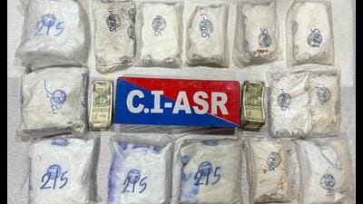 Police recovered 10 kg heroin and  ₹1 lakh drug money in Amritsar on Thursday. (HT Photo)