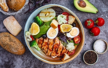 OMAD refers to a dietary approach in which you consume all of your daily calories in a single meal while fasting for the rest of the day. (Freepik) OMAD refers to a dietary approach in which you consume all of your daily calories in a single meal while fasting for the rest of the day. (Freepik)