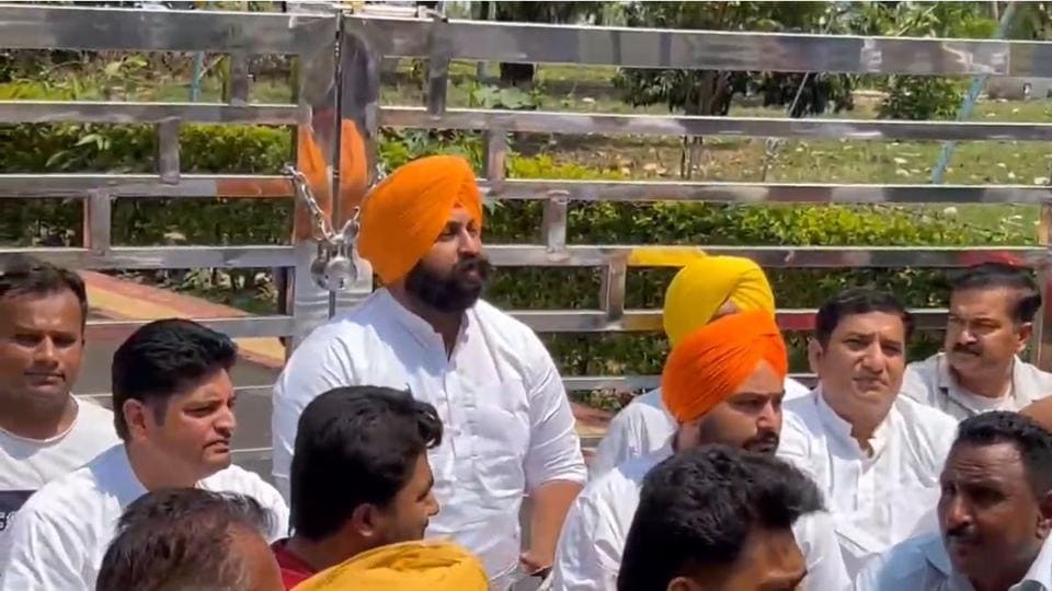 Punjab AAP minister Harjot Singh Bains sitting in front of the locked gate of the Sutlej Bhawan, the guest house of the Bhakra dam, while BBMB chairman Manoj Tripathi was inside, in Nangal on Thursday. (HT Photo)