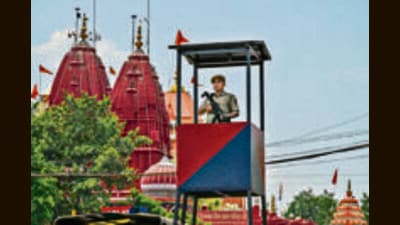 (Top) A police officer on a guard tower near the Red Fort. (RAJ K RAJ /HT PHOTO) (Top) A police officer on a guard tower near the Red Fort. (RAJ K RAJ /HT PHOTO)