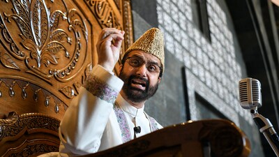 Hurriyat Conference chairman Mirwaiz Umar Farooq delivers a Friday sermon, at Jamia Masjid in Srinagar. (ANI) Hurriyat Conference chairman Mirwaiz Umar Farooq delivers a Friday sermon, at Jamia Masjid in Srinagar. (ANI)