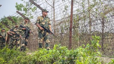 Border Security Force (BSF) personnel keep vigil along the Indo-Bangladesh border (ANI/ Representative Image) Border Security Force (BSF) personnel keep vigil along the Indo-Bangladesh border (ANI/ Representative Image)