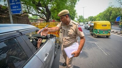 Delhi Police checking vehicles and details of drivers on Mathura Road in New Delhi on Thursday. (Sanchit Khanna/HT Photo) Delhi Police checking vehicles and details of drivers on Mathura Road in New Delhi on Thursday. (Sanchit Khanna/HT Photo)