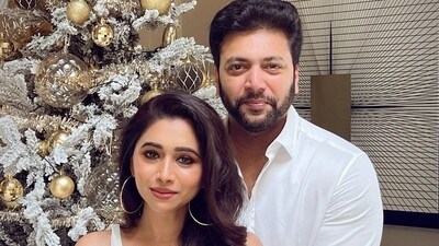 Aarti Ravi and Ravi Mohan have been married for 15 years and have 2 sons. Aarti Ravi and Ravi Mohan have been married for 15 years and have 2 sons.