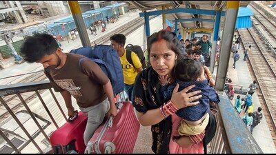 Migrants at the Ludhiana railway station as they head back to their native places amid the ongoing tension with the neighbouring country. (Gurpreet Singh/HT)