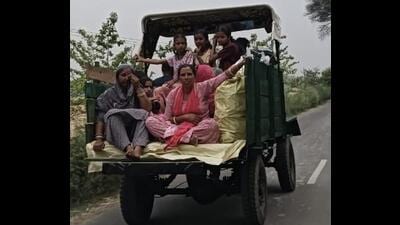 People evacuate from the border villages in Punjab on Friday. (HT Photo) People evacuate from the border villages in Punjab on Friday. (HT Photo)