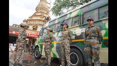 Security personnel deployed near the Shrimant Dagdusheth Halwai Ganpati Temple in Sadashiv Peth. (MAHENDRA KOLHE/HT OHOTO) Security personnel deployed near the Shrimant Dagdusheth Halwai Ganpati Temple in Sadashiv Peth. (MAHENDRA KOLHE/HT OHOTO)