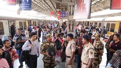 The disruption on the Trans Harbour line further impacted services on the Kalyan-CSMT main line due to the bunching of trains at Thane station. (Praful Gangurde/ HT photo) The disruption on the Trans Harbour line further impacted services on the Kalyan-CSMT main line due to the bunching of trains at Thane station. (Praful Gangurde/ HT photo)