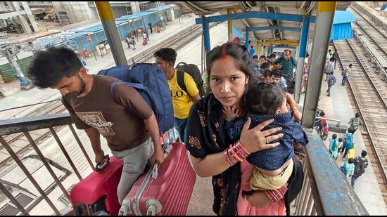 Migrants at the Ludhiana railway station as they head back to their native places amid the ongoing tension with the neighbouring country. (Gurpreet Singh/HT)