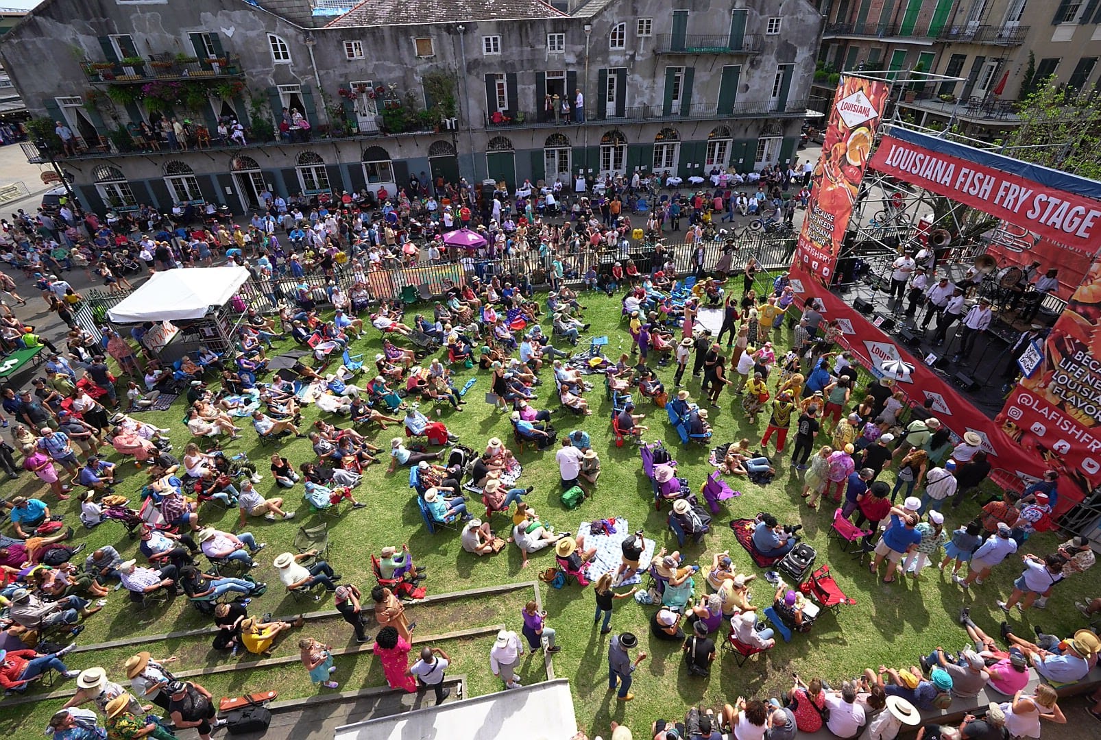 People enjoying a performance in the grounds of the museum (New Orleans Jazz Museum) People enjoying a performance in the grounds of the museum (New Orleans Jazz Museum)