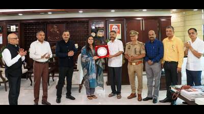 DGP Prashant Kumar with UPSC topper Shakti Dubey at the police headquarters in Lucknow on Saturday. (HT Photo)