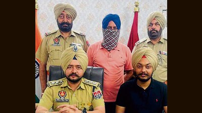 Dakha DSP Varinder Singh Khosa giving details about the accused (centre) in Ludhiana on Saturday. (HT Photo) Dakha DSP Varinder Singh Khosa giving details about the accused (centre) in Ludhiana on Saturday. (HT Photo)