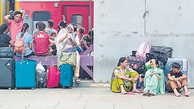Passengers at New Delhi Railway Station (NDLS) on Saturday. (Vipin Kumar/HT Photo) Passengers at New Delhi Railway Station (NDLS) on Saturday. (Vipin Kumar/HT Photo)