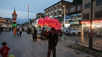 People near Clock Tower (Ghanta Ghar) in Srinagar on Saturday. (Waseem Andrabi /Hindustan Times) People near Clock Tower (Ghanta Ghar) in Srinagar on Saturday. (Waseem Andrabi /Hindustan Times)
