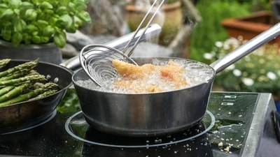 Deep frying involves submerging the food in hot oil, letting the high temperature cook the food quickly, creating a crispy layer outside while maintaining the softness inside. (Shutterstock) Deep frying involves submerging the food in hot oil, letting the high temperature cook the food quickly, creating a crispy layer outside while maintaining the softness inside. (Shutterstock)
