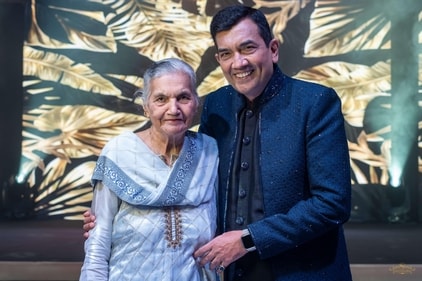 Chef Sanjeev Kapoor with mum Urmil Kapoor