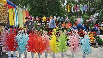 People at a market in Srinagar on Sunday. (Waseem Andrabi/HT Photo) People at a market in Srinagar on Sunday. (Waseem Andrabi/HT Photo)
