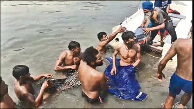 Volunteers and divers reportedly rushed into the Buddha Nullah but were unable to save the two teenagers. (HT Photo) Volunteers and divers reportedly rushed into the Buddha Nullah but were unable to save the two teenagers. (HT Photo)