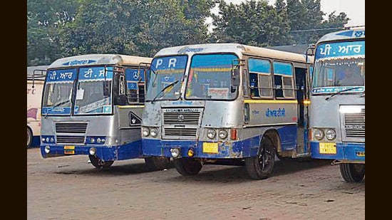 The union leaders have accused the government and the transport authorities for ‘repeatedly sidelining their concerns’, including job regularisation, despite their role during national emergencies. (HT Photo)