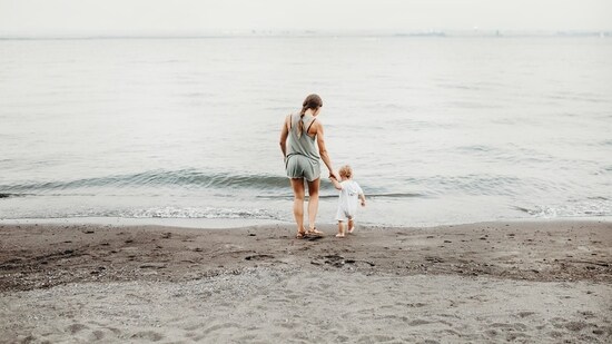 Here are heartfelt messages you can write in a Mother's Day card. (UnSplash)