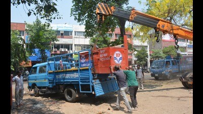 During the anti-encroachment drive, 105 challans were issued for unauthorised mechanic tools, iron materials and large boxes. (Sant Arora/HT)