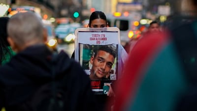 The US has notified Israel about Hamas's plan to free soldier Edan Alexander without any compensation, according to a social media post from the Israeli Prime Minister's&nbsp;office.&nbsp;The pic shows that a counter protestor holds a photo of Edan Alexander as pro-Palestinian protesters demonstrate at Times Square in New York City, U.S. March 18, 2025. REUTERS/David Dee Delgado (REUTERS)