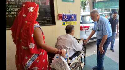 Punjab health and family welfare minister Dr Balbir Singh interacts with a patient in a Mohali hospital on Monday. (HT photo) Punjab health and family welfare minister Dr Balbir Singh interacts with a patient in a Mohali hospital on Monday. (HT photo)
