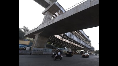 The ramps connecting to Aundh and Shivajinagar are nearly finished and may be opened to traffic by May 20. Utility shifting work near the Baner-side ramp is also in its final stages. (MAHENDRA KOLHE/HT PHOTO)