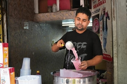 Nawaab Qureshi fills a glass with Mohabbat Ka Sharbat at his stall near Jama Masjid. (Photo: Anurag Mehra/HT) Nawaab Qureshi fills a glass with Mohabbat Ka Sharbat at his stall near Jama Masjid. (Photo: Anurag Mehra/HT)