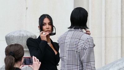 US celebrity Kim Kardashian (C) arrives at the Assize Court for the trial during which she will testify over the 2016 robbery that saw her relieved of millions of dollars' worth of jewellery at gunpoint at in Paris, on May 13, 2025. The trial of this sensational nine million euro jewellery robbery opened in Paris on April 28, 2025. (Photo by Thomas SAMSON / AFP) (AFP) US celebrity Kim Kardashian (C) arrives at the Assize Court for the trial during which she will testify over the 2016 robbery that saw her relieved of millions of dollars' worth of jewellery at gunpoint at in Paris, on May 13, 2025. The trial of this sensational nine million euro jewellery robbery opened in Paris on April 28, 2025. (Photo by Thomas SAMSON / AFP) (AFP)