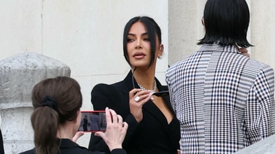 US celebrity Kim Kardashian (C) arrives at the Assize Court for the trial during which she will testify over the 2016 robbery that saw her relieved of millions of dollars' worth of jewellery at gunpoint at in Paris, on May 13, 2025. The trial of this sensational nine million euro jewellery robbery opened in Paris on April 28, 2025. (Photo by Thomas SAMSON / AFP) (AFP) US celebrity Kim Kardashian (C) arrives at the Assize Court for the trial during which she will testify over the 2016 robbery that saw her relieved of millions of dollars' worth of jewellery at gunpoint at in Paris, on May 13, 2025. The trial of this sensational nine million euro jewellery robbery opened in Paris on April 28, 2025. (Photo by Thomas SAMSON / AFP) (AFP)