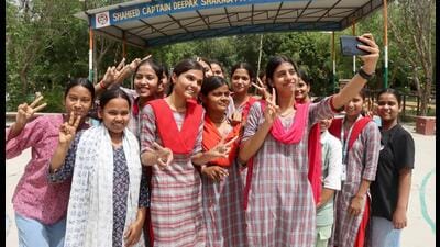 Students in a happy and celebratory mood, as they click selfies to celebrate the results in Rohtak on Tuesday. (Manoj Dhaka/HindustanTimes)