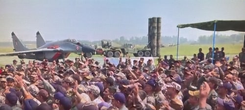 S-400 and Sukhoi Su-30MKI fighter jet, capable of carrying and firing the BrahMos supersonic cruise missile, seen at the Adampur airbase during PM Modi's visit. (Screengrab/@capt_amarinder) S-400 and Sukhoi Su-30MKI fighter jet, capable of carrying and firing the BrahMos supersonic cruise missile, seen at the Adampur airbase during PM Modi's visit. (Screengrab/@capt_amarinder)