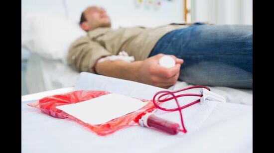 Chandigarh mayor Harpreet Kaur Babla urged city residents to come together to donate blood and help save lives. (HT Photo)