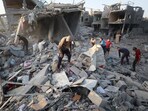 Palestinians inspect the site of an Israeli strike on a house, in Jabalia, in the northern Gaza Strip, May 14, 2025. REUTERS/Mahmoud Issa
