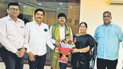 BJP MLA Manda Mhatre felicitated Dr Rajesh Patil on his appointment on Wednesday. (Bachchan Kumar/ HT PHOTO) BJP MLA Manda Mhatre felicitated Dr Rajesh Patil on his appointment on Wednesday. (Bachchan Kumar/ HT PHOTO)