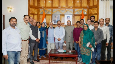 Himachal Pradesh chief minister Sukhvinder Singh Sukhu during a meeting with a delegation of street vendors from Hamirpur, at his official residence in Shimla . (PTI)