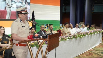 Kumar, on Wednesday, addressed a function at Wanowrie to mark the completion of traffic management and soft skills training by all city traffic police personnel. (HT PHOTO)