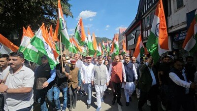 Leader of Opposition Jai Ram Thakur, BJP state chief Rajeev Bindal and BJP MP Suresh Kashyap along with party workers during the Tiranga rally in Shimla on Wednesday. (Deepak Sansta/HT) Leader of Opposition Jai Ram Thakur, BJP state chief Rajeev Bindal and BJP MP Suresh Kashyap along with party workers during the Tiranga rally in Shimla on Wednesday. (Deepak Sansta/HT)
