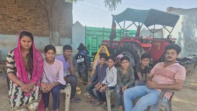 Pappulal Meena (in violet tee shirt) and his daughter Puja (front left corner) with their entire family (HT photo) Pappulal Meena (in violet tee shirt) and his daughter Puja (front left corner) with their entire family (HT photo)