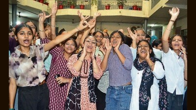 Students in a jovial mood after the Punjab School Education Board declare its Class 12 result in Ludhiana on Wednesday. (Gurpreet Singh/HT) Students in a jovial mood after the Punjab School Education Board declare its Class 12 result in Ludhiana on Wednesday. (Gurpreet Singh/HT)