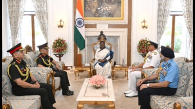 The CDS and the three service chiefs briefing President Droupadi Murmu. (X) The CDS and the three service chiefs briefing President Droupadi Murmu. (X)