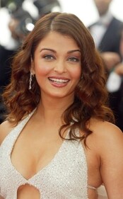 Aishwarya Rai Cannes look in 2004 (Pinterest) Aishwarya Rai Cannes look in 2004 (Pinterest)