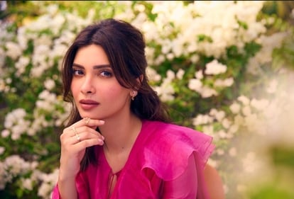 Outfit: Ridhi Mehra, Jewellery: CaratLane Outfit: Ridhi Mehra, Jewellery: CaratLane