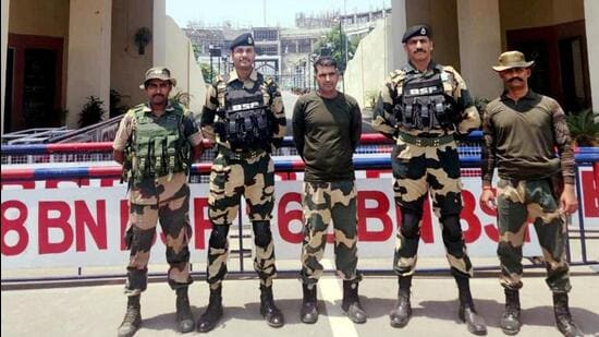 Border Security Force constable Purnam Kumar Shaw (centre), who was handed over to the BSF by Pakistan Rangers at the Attari-Wagah integrated checkpost near Amritsar on Wednesday morning. (HT Photo)