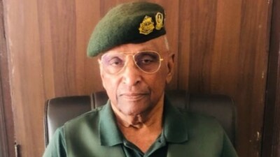 Capt Amar Jeet Kumar's indomitable courage to join the duty again during Operation Sindoor has been hailed by the Indian Army Capt Amar Jeet Kumar's indomitable courage to join the duty again during Operation Sindoor has been hailed by the Indian Army