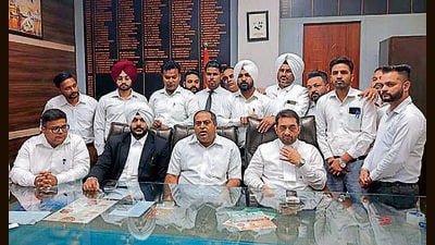 DBA president Vipin Saggar and other members during a press conference at the district courts on Thursday. (HT Photo)
