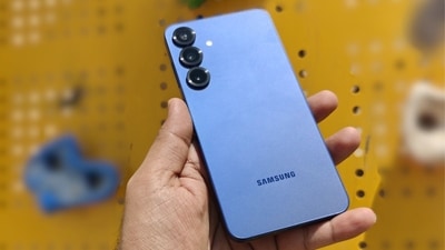 Galaxy S25 feels light and comfortable in the hand. (Ijaj Khan/ HT Tech)