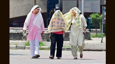Issuing an advisory, the Mohali health department has urged residents to avoid sun exposure and stay indoors as much as possible in view of the ongoing scorching weather, which could pose moderate to severe health risks, especially for vulnerable groups. (Ravi Kumar/HT) Issuing an advisory, the Mohali health department has urged residents to avoid sun exposure and stay indoors as much as possible in view of the ongoing scorching weather, which could pose moderate to severe health risks, especially for vulnerable groups. (Ravi Kumar/HT)