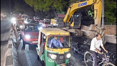 Mounds of silt from the drain cleaning were dumped on CV Raman Marg, leaving only one lane open. (Sanjeev Verma/HT photo) Mounds of silt from the drain cleaning were dumped on CV Raman Marg, leaving only one lane open. (Sanjeev Verma/HT photo)